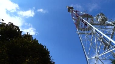Gökyüzünün arka planına karşı televizyon kulesi.