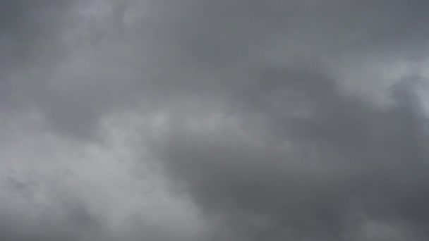 Tir de nuages dans le ciel .