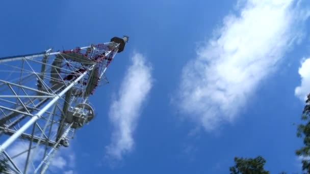 Torre Televisão Contra Fundo Céu — Vídeo de Stock