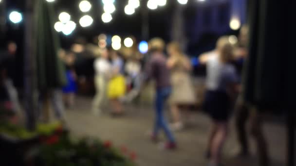 Gente Desconocida Baila Twist Dance Noche Verano Fuera Foco — Vídeo de stock