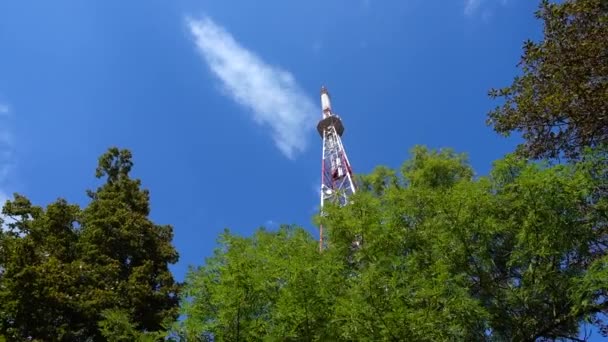 Torre Televisão Contra Fundo Céu — Vídeo de Stock