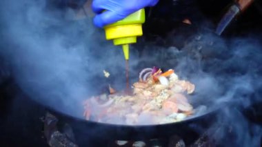 Asya mutfağı. Tavada yemek pişirmek. Yavaş çekim.