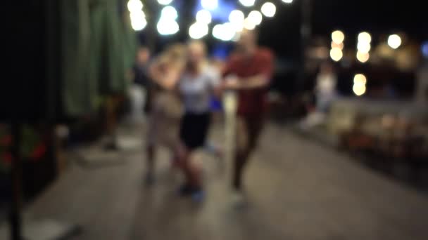 Gente Desconocida Baila Twist Dance Noche Verano Fuera Foco — Vídeo de stock