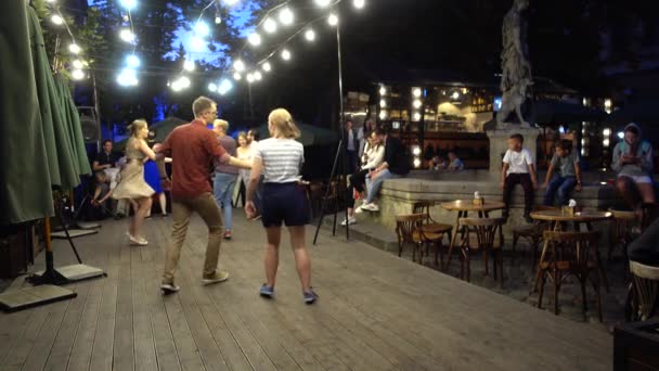 Lviv Ukraine Agosto 2019 Pessoas Desconhecidas Dançam Dança Twist Noite — Vídeo de Stock