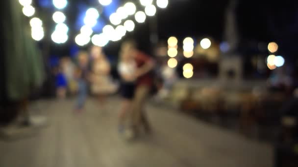 Άγνωστοι Χορεύουν Στριφογυριστά Καλοκαιρινό Βράδυ Εκτός Εστίασης — Αρχείο Βίντεο