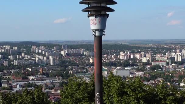 Голуби Сидят Фонаре Заднем Плане Города — стоковое видео