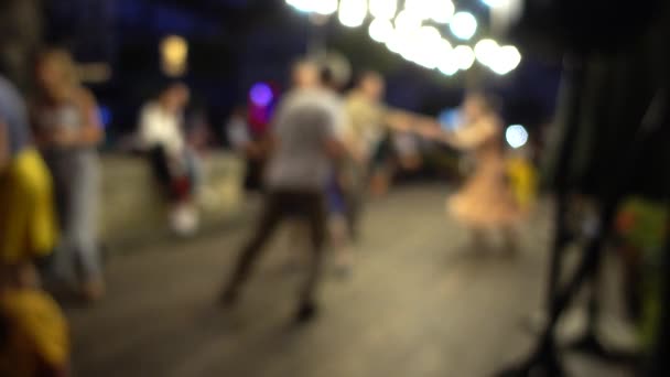 Ismeretlen Emberek Táncolják Twist Táncot Nyári Estén Nem Fókuszált — Stock videók