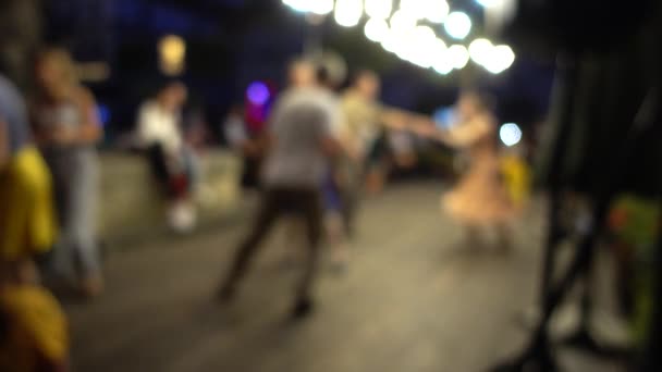 Les Gens Inconnus Dansent Danse Tordue Dans Soirée Été Hors — Video