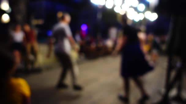 不知名的人在夏夜跳扭体舞 注意力不集中 — 图库视频影像