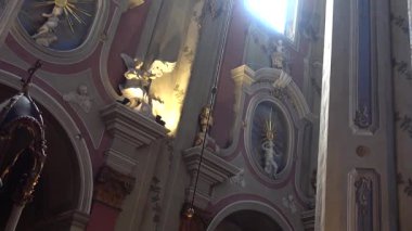 Katolik Katedrali 'nin vurulması. Lviv, Ukrayna.