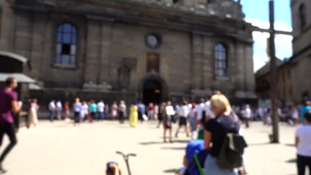 Gente Cerca Catedral Católica Lviv Ucrania Fuera Foco — Vídeos de Stock