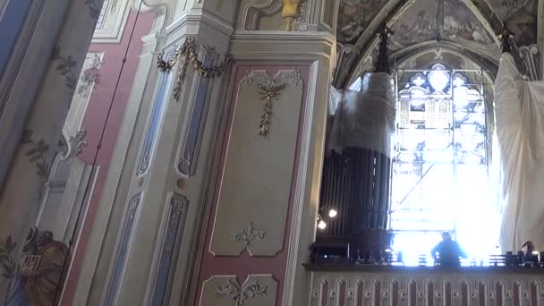 가톨릭 성당에서 총성이 들렸다 우크라이나 리비우 — 비디오