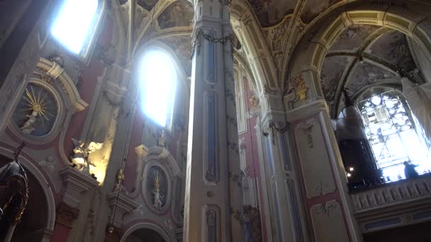 カトリック大聖堂の撮影 ウクライナのリヴィウ — ストック動画