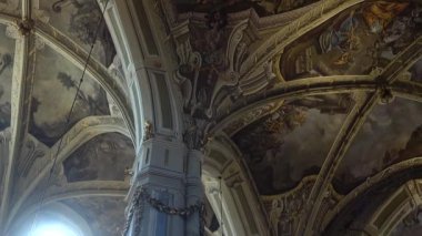 Katolik Katedrali 'nin vurulması. Lviv, Ukrayna.