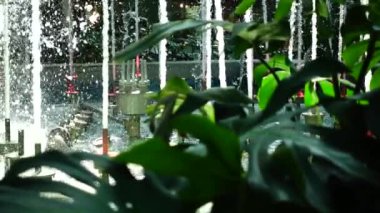 Alışveriş merkezindeki fıskiyeler. Yavaş çekim.