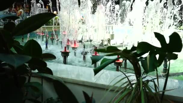モール内の噴水ジェット スローモーション — ストック動画