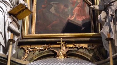 Katolik Katedrali 'nin vurulması. Lviv, Ukrayna.