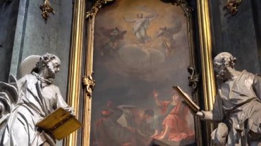 Katolik Katedrali 'nin vurulması. Lviv, Ukrayna.