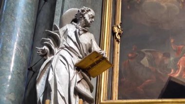 Katolik Katedrali 'nin vurulması. Lviv, Ukrayna.