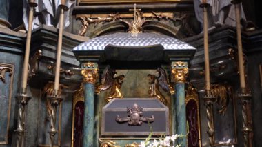 Katolik Katedrali 'nin vurulması. Lviv, Ukrayna.