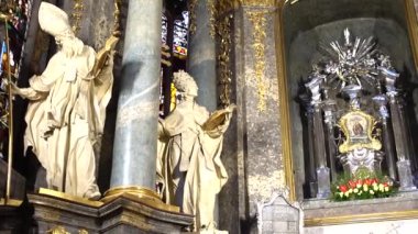 Katolik Katedrali 'nin vurulması. Lviv, Ukrayna.