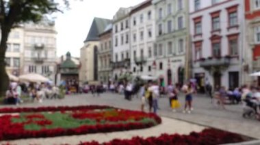 Şehrin sokaklarında bir sürü insan var. Zaman aşımı. Odaklanamıyorum.