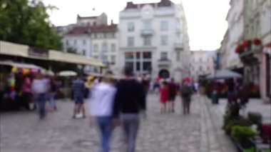 Şehrin sokaklarında bir sürü insan var. Zaman aşımı. Odaklanamıyorum.