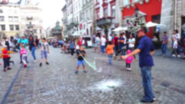 Adam Şehir Meydanında Sabun Köpüğü Olan Çocukları Eğlendiriyor Odaklanamıyorum — Stok video