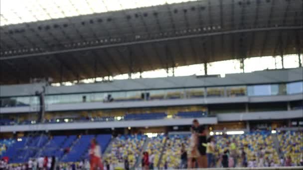 Lidé Chodí Koncert Stadionu Čas Vypršel Rozostřeno — Stock video