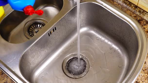 女性は水の流れの下で皿を洗う — ストック動画