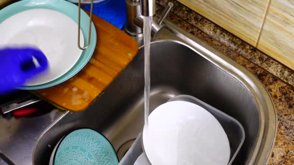 Μια Γυναίκα Πλένει Πιάτα Κάτω Από Ένα Ρυάκι Νερό — Αρχείο Βίντεο