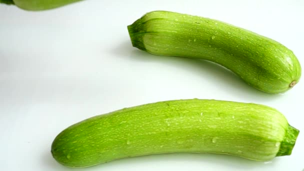 Zucchini Och Vattenspray Slow Motion — Stockvideo