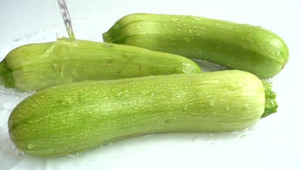 Zucchini Und Sprühwasser Zeitlupe — Stockvideo