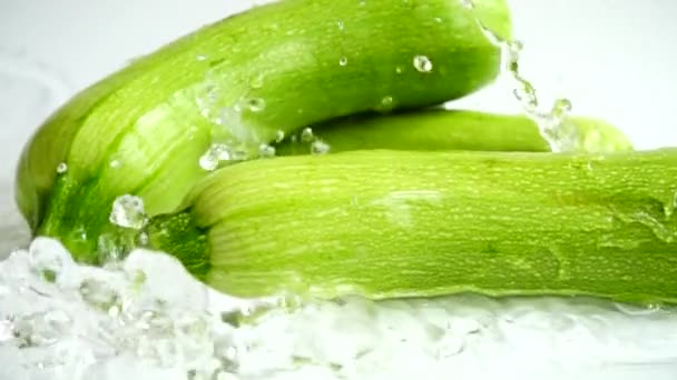 Zucchini Und Sprühwasser Zeitlupe — Stockvideo
