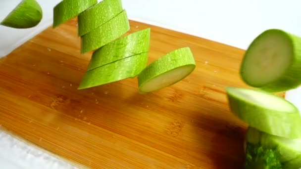 Caduta Zucchine Sul Tagliere Rallentatore — Video Stock