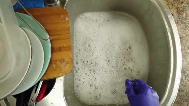 Uma Mulher Lava Pratos Sob Uma Corrente Água — Vídeo de Stock