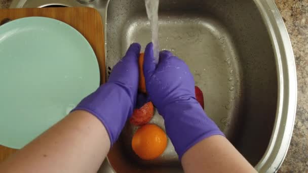 在水柱下清洗橙子和石榴 — 图库视频影像