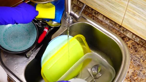Een Vrouw Wast Afwas Onder Een Stroom Van Water — Stockvideo