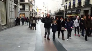 Preciados Caddesi. Madrid 'in en popüler alışveriş caddesi..