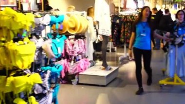 MADRID, İSPAN - 25 Mart 2018: Primark Gran Via mağazasından alıcılar. Dükkan, Manchester 'daki dükkandan sonra Primark' ın dünyadaki ikinci büyük mağazası..