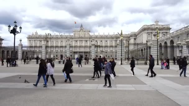 Madrid Spagna Marzo 2018 Turisti Sconosciuti Sul Palazzo Reale Palazzo — Video Stock