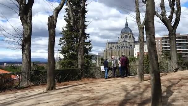 Madrid Spanien Mars 2018 Vägen Till Almudenas Domkyrka — Stockvideo