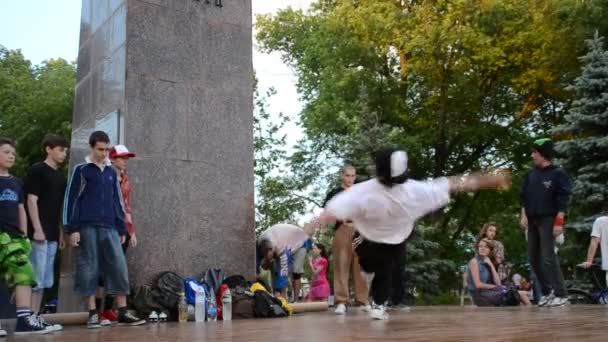 关于青年舞蹈团所在城市地区的公开声明 — 图库视频影像