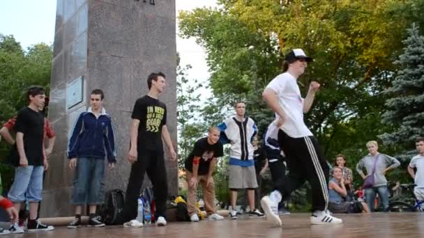 关于青年舞蹈团所在城市地区的公开声明 — 图库视频影像