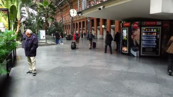 Madrid Espanha Abril 2018 Pessoas Desconhecidas Estação Ferroviária Atocha Atocha — Vídeo de Stock