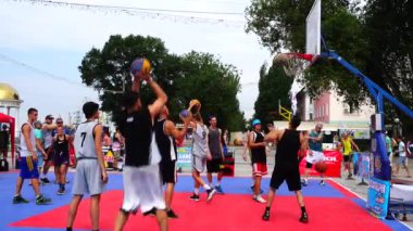 UKRAINE, BERDYANSK - 6 Temmuz 2019: Streetball 'da halka açık müsabakalar. Yavaş çekim.