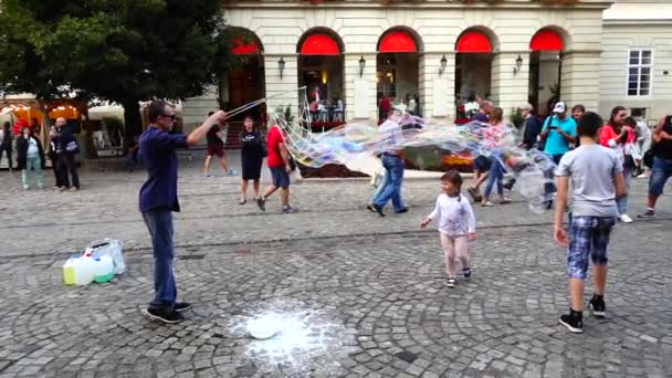 Lviv Ukraine Серпня 2019 Незнайомець Дозволяє Мильних Бульбашок Дітям Квадрати — стокове відео