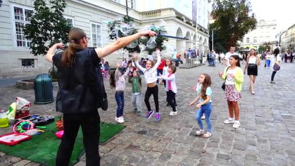 Lviv Ukraine August 2019 Omul Necunoscut Lasă Bule Săpun Pentru — Videoclip de stoc