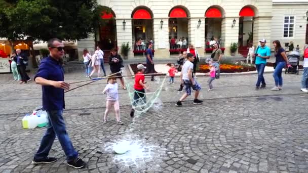 Lviv Ukraine August 2019 Onbekende Man Laat Zeepbellen Voor Kinderen — Stockvideo