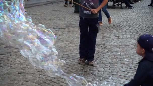 Lviv Ukrajina Srpna 2018 Neznámý Umělec Rozstřikuje Bubliny Centrálním Náměstí — Stock video